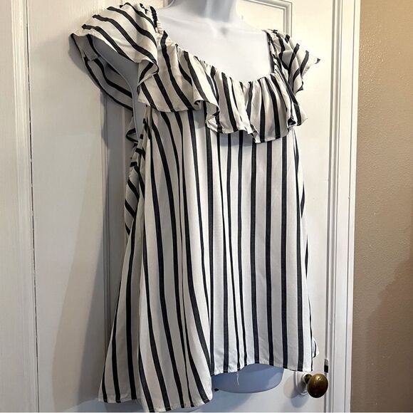 Old Navy Stripped tank top blouse - Picture 8 of 8